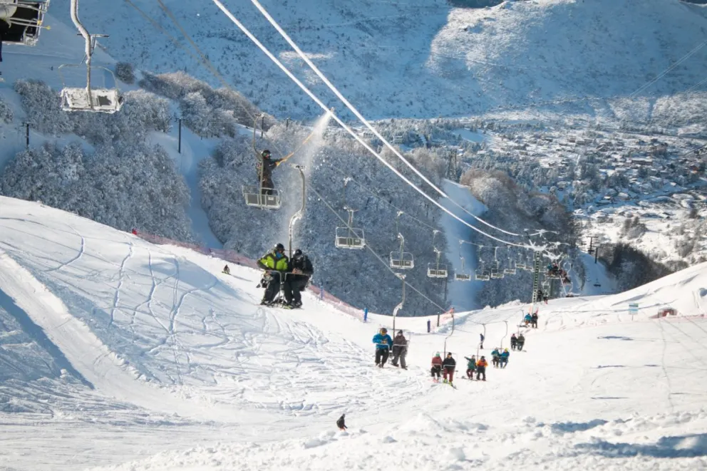 Personas subiendo al Cerro Catedral rodeados de nieve